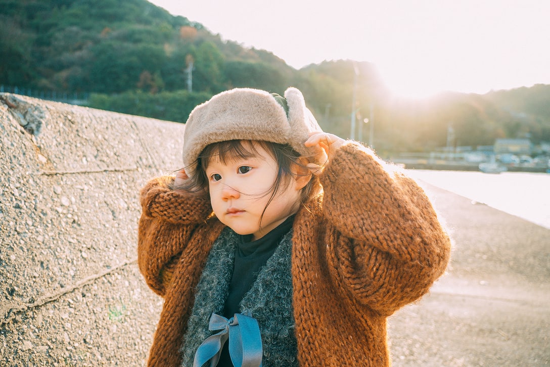 逆光で撮影した女の子の写真