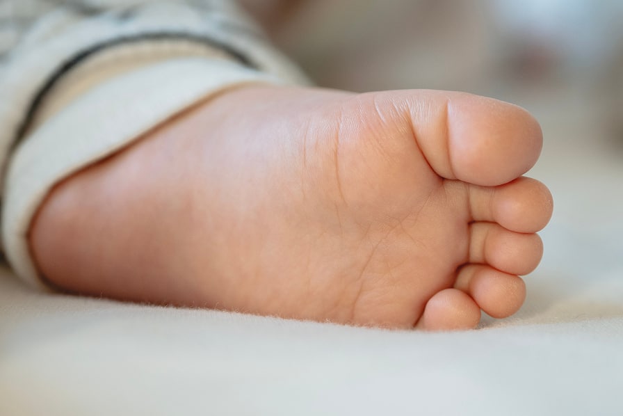 赤ちゃんの足の裏アップの写真