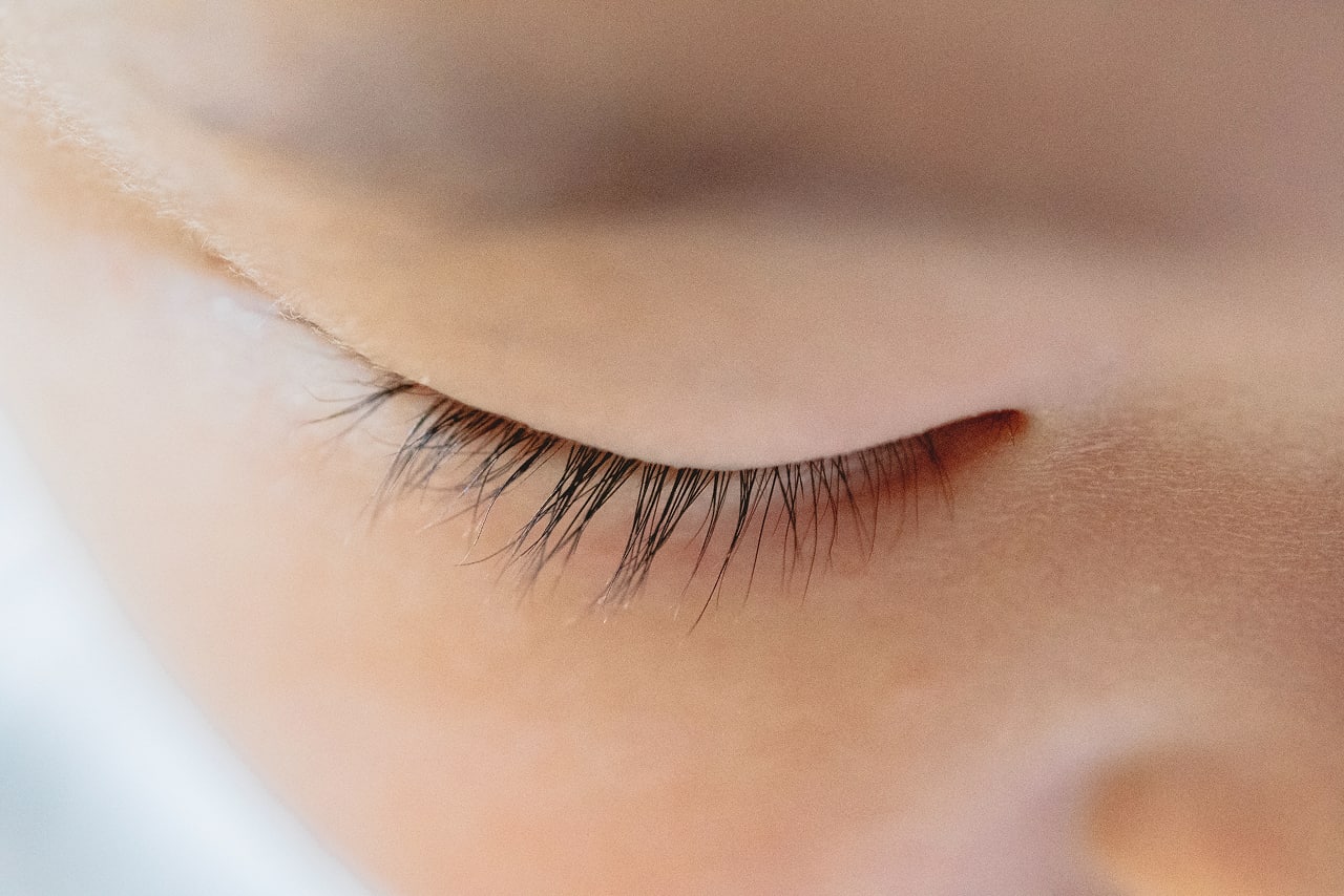 赤ちゃんのまつ毛アップの写真