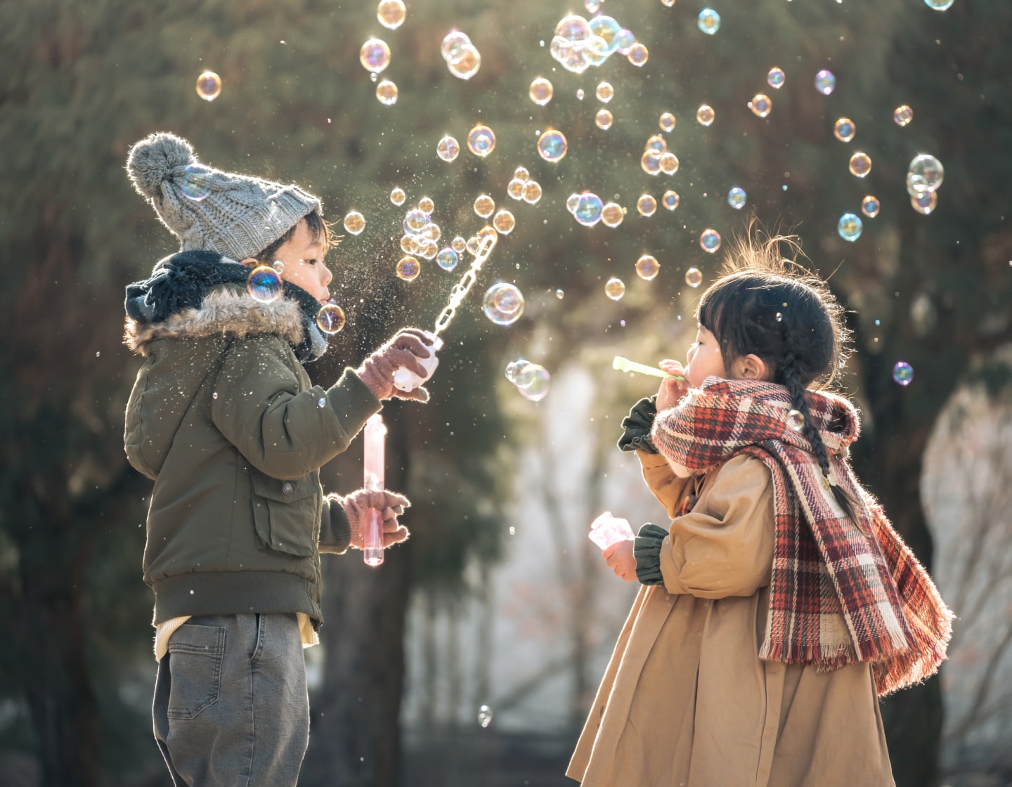 子どもたちがシャボン玉で遊んでいる写真