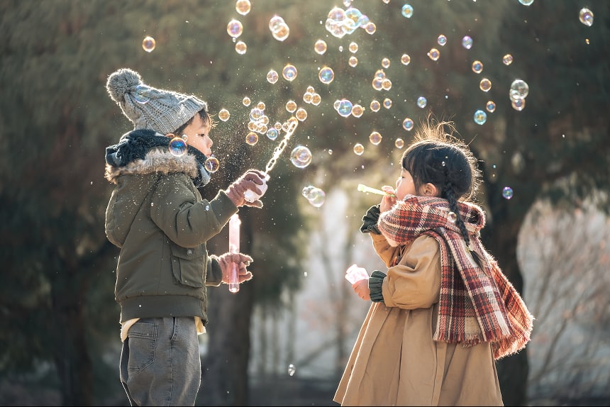 子どもたちがシャボン玉で遊んでいる写真